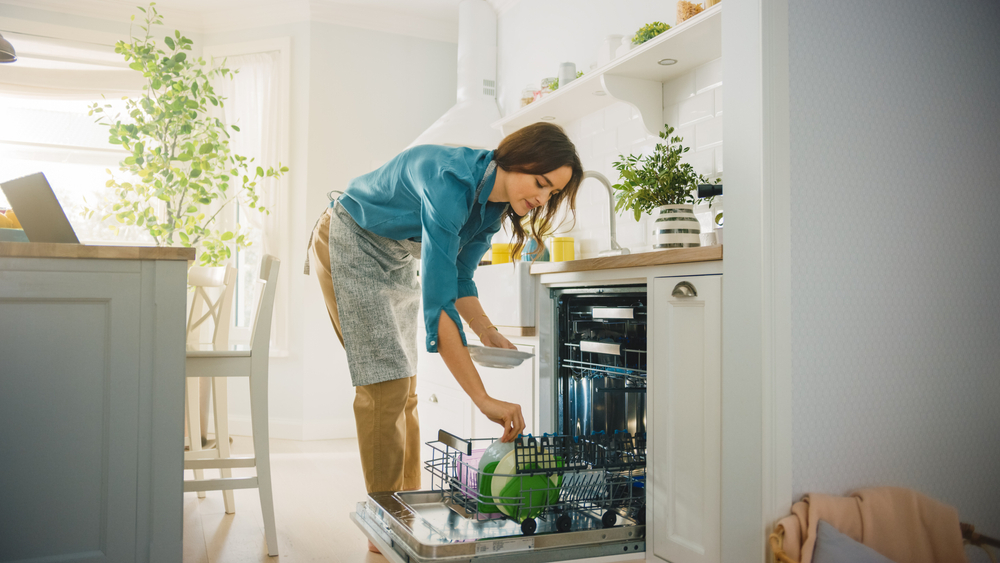 7 Reasons Why You Should Use a Dishwasher Instead of Hand Washing
