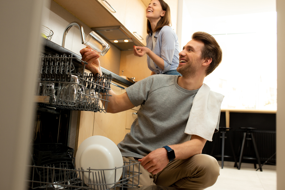7 Reasons Why You Should Use a Dishwasher Instead of Hand Washing